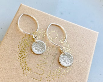 Boucles d’oreilles à disque en argent martelé, boucles d’oreilles minimalistes à charme de cercle de chute en argent sterling, cadeau de boucles d’oreilles en pièces de monnaie faites à la main pour elle