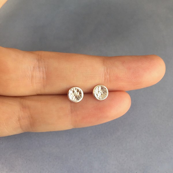 Small circle silver earrings, hammered silver disc stud earrings, minimalist earrings, small dot earrings, unisex stud earrings