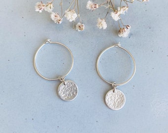 Créoles simples en argent sterling, boucles d'oreilles disque, boucles d'oreilles pièce de monnaie, boucles d'oreilles créoles en argent martelé, cadeau de boucles d'oreilles minimalistes pour elle