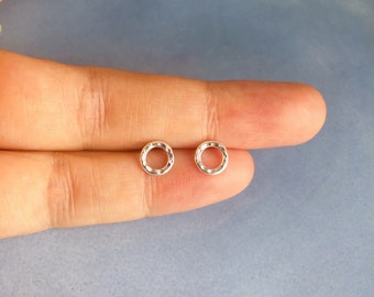 Boucles d’oreilles Dainty Circle Stud, boucles d’oreilles sterling silver circle post avec texture martelée, boucles d’oreilles Unisex, cadeau pour elle, cadeau pour lui