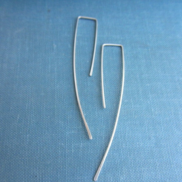 Petite boucle d'oreille longue en argent sterling, crochet simple et moderne.