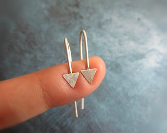 Pendientes aro flecha en plata 925, pendientes triangulo geometricos.