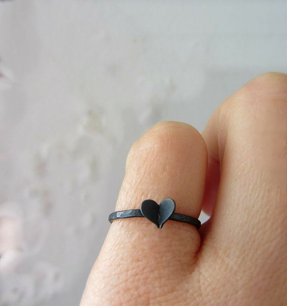 Adjustable Silver Small Black Heart Stone Studded Ring at Rs 83/piece in  New Delhi