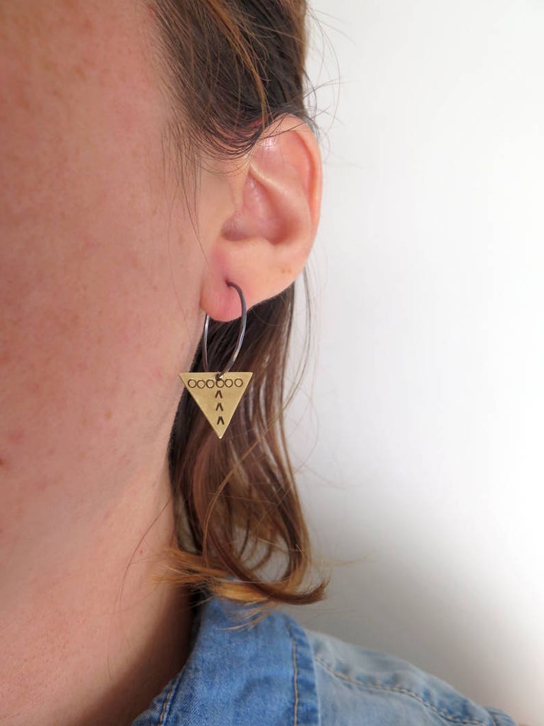 Boucles d'oreilles triangle créoles en argent sterling créoles moyennes boucles d'oreilles géométriques boucles d'oreilles ethniques, idées cadeaux pour elle image 6
