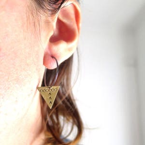 Boucles d'oreilles triangle créoles en argent sterling créoles moyennes boucles d'oreilles géométriques boucles d'oreilles ethniques, idées cadeaux pour elle image 5
