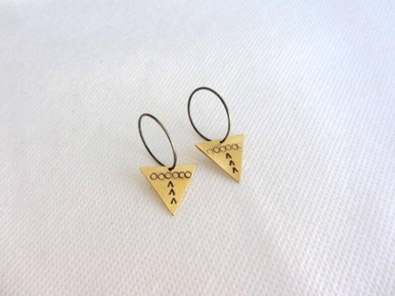 Boucles d'oreilles triangle créoles en argent sterling créoles moyennes boucles d'oreilles géométriques boucles d'oreilles ethniques, idées cadeaux pour elle image 2