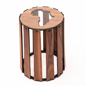 Afrikanisch inspirierter Beistelltisch, Beistelltisch, Afrikanische Karte ausgeschnitten mit Glas, Lamellenglas-Beistelltisch, Beistelltisch aus Walnussholz, Moderne Beistelltisch, Glas