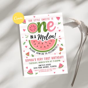 Puede incluir: Invitación de cumpleaños con temática de sandía. Con el texto "Our Little Sweetie is One in a Melon!" Diseño de acuarela rosa y verde con corazones y rodajas de sandía. Incluye detalles de la fiesta.