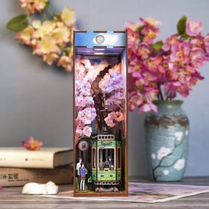 さくら電車ブックヌークDIYキット - 木製ミニチュアドールハウス、ブック風景棚インサート、大人とティーン向けのクラフトギフト