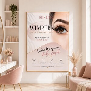 Könnte beinhalten: Ein rechteckiges Wandplakat mit einer Nahaufnahme eines Auges mit langen Wimpern und deutschem Text, darunter WIMPERN VERLÄNGERUNGEN, MEHR AUSDRUCK. JEDEN TAG., Schöne Wimpern, starkes Gefühl. sowie der Schriftzug LOOK GOOD. FEEL GOOD. mit Symbolen.