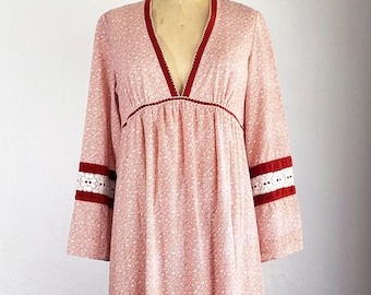 Vestido caftán maxi bohemio vintage de los años 70 con estampado floral rojo y blanco (talla M/L)