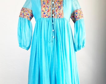 Vestido largo de gasa de algodón azul bordado de los años 70, estilo medieval, hippie, bohemio, Beverly Paige, talla XS/S