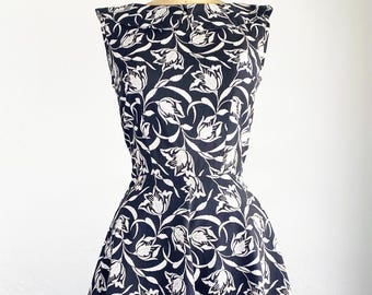 Vestido vintage de los años 50 con estampado floral en blanco y negro, entallado y acampanado, talla XS/S