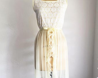 Camisón vintage de nailon transparente con volantes y margaritas amarillas de los años 70, talla S