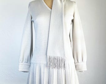 Vestido y bufanda estilo mod vintage de los años 60, de lúrex plateado, estilo era espacial, talla M