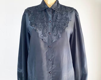 Blusa negra vintage de los años 80 con encaje y cuello recortado, camisa abotonada M