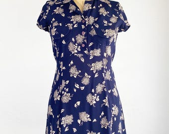 Vestido corto abotonado azul marino con estampado floral blanco estilo años 90, talla XS, estilo Y2K.