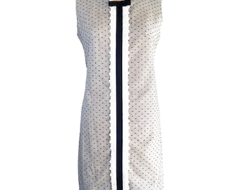 Vestido recto de algodón blanco y negro con lunares suizos y ribete de encaje de los años 60 M