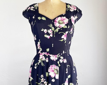 Vestido estilo pin-up de rayón con estampado floral azul marino, escote corazón y mangas cortas, estilo vintage de los años 90 y 1940, talla S
