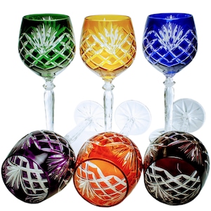 Può includere: Sei bicchieri da vino di cristallo con motivi in vetro tagliato. I bicchieri sono di diversi colori: verde, giallo, blu, viola, arancione e marrone.