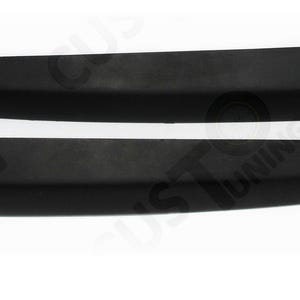 Puede incluir: Un par de piezas de moldura de cejas de faro de coche de plástico negro.