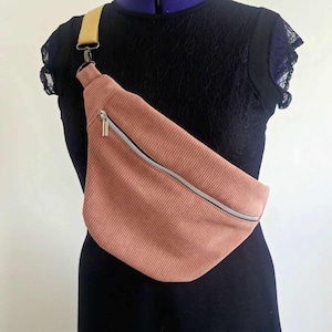 Sac banane en velours côtelé vieux rose fait main – Pochette minimaliste et unisexe pour les voyageurs et les festivals, cadeau unique