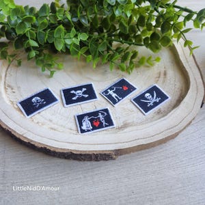 Iron-on Pirate Flag Applique Patch 4.5x3 cm - Personalized Accessory for Clothing, Bags, and Accessories