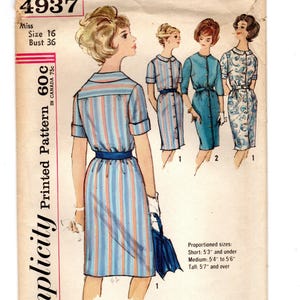 Peut inclure: Patron de couture Simplicity vintage 4937. Le patron présente des illustrations de robes à boutons et différentes longueurs de manches. La robe principale est bleue à rayures verticales. Taille 16, tour de poitrine 91 cm.