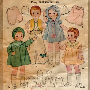 Może przedstawiać: Wzór papierowej lalki w stylu vintage zatytułowany Patsy Doll Outfit, 25c, 1918. Ilustracja przedstawia cztery lalki w różnych strojach, w tym zielony płaszcz, żółtą kamizelkę ze spodniami w kropki, niebieską sukienkę w kratę oraz czepek.
