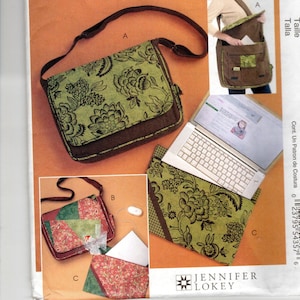 Può includere: Una busta per cartamodelli con tre design di borse: una borsa a tracolla floreale verde con cinturino marrone, una borsa a spalla patchwork nei toni del rosso e del verde e una custodia per laptop floreale verde. È visibile il testo Jennifer Lokey.