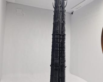 指輪物語の白の魔法使いサルマンの塔から見るアイゼンガルドの