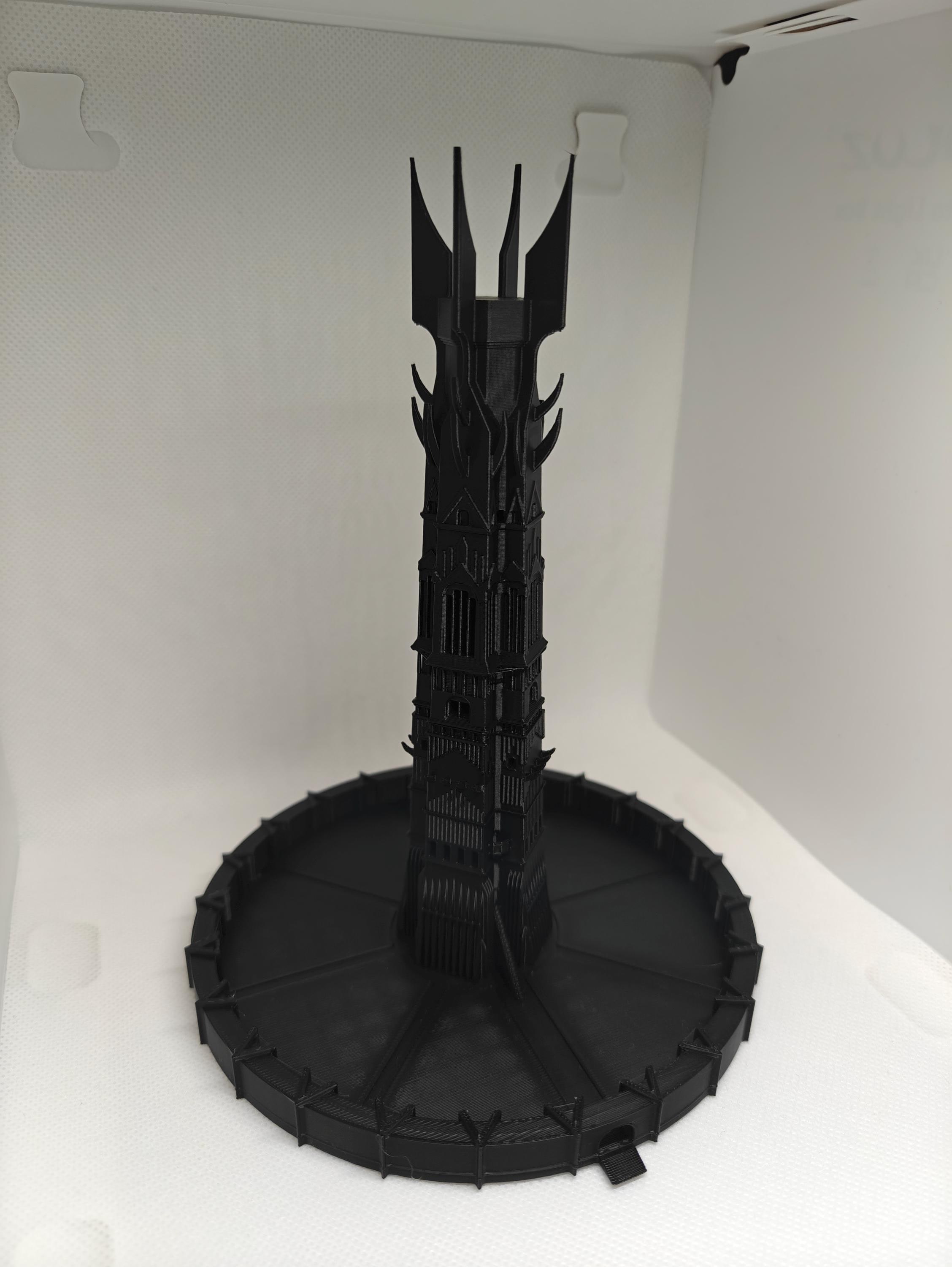 ミニチュア城　 鋳鉄製 黒色三重塔 指輪物語の白の魔法使いサルマンの塔から見るアイゼンガルドの