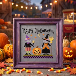 Könnte beinhalten: Ein gerahmtes Kreuzstichbild mit dem Text Happy Halloween, zwei als Hexen verkleideten Mäusen, einem Kürbis und Sternen auf grauem Grund. Das Bild befindet sich in einem violetten Holzrahmen im Used-Look mit einem karierten Rand.