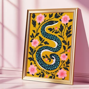 Peut inclure: Une impression encadrée avec un serpent noir et turquoise se faufilant à travers un fond jaune avec des fleurs roses et des feuilles noires.