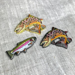 Set von 3 Handgezeichneten Forellen Emaille Pins - Einzigartiges Fliegenfischer Geschenk von Veduta Design