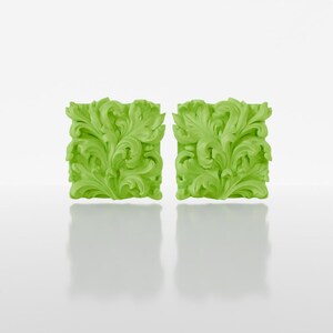 Op de afbeelding: Een set van drie keramische mokken met een gespikkelde, matte afwerking. De mokken zijn in tinten crème, lichtgrijs en donkergrijs. Elke mok heeft een eenvoudig, minimalistisch ontwerp en een afgeronde handgreep.