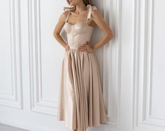 Abito in raso beige con corsetto e spalline a fiocco, abito midi romantico, abito formale elegante, abito da laurea, abito da invitata a nozze, look da ballo di fine anno