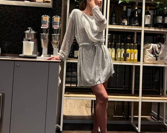 Mini abito con paillettes argento, abito da festa a maniche lunghe, abito avvolgente con glitter, elegante abito da cocktail, abito da sera scintillante, abito glamour per le feste