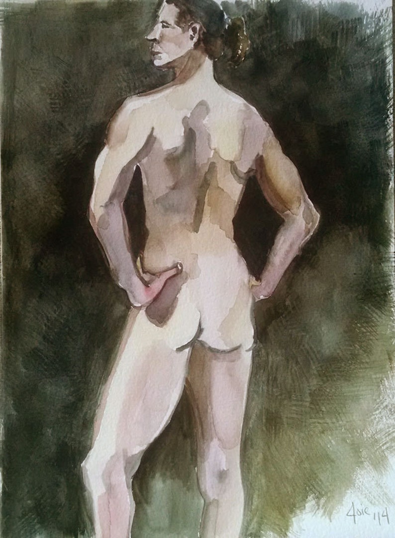 Puede incluir: Una pintura de acuarela de una figura desnuda de pie con la espalda al espectador. La figura tiene los brazos cruzados y mira por encima del hombro. El fondo es de color verde oscuro.
