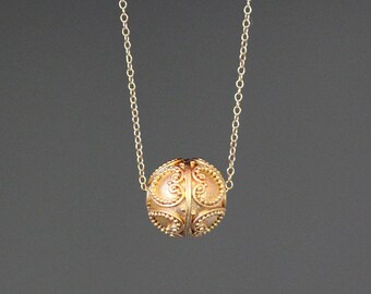 Gouden Bali-kralenketting - enkele kralenketting - geborsteld gouden hanger - matgouden ketting - gouden filigraanketting - kralenketting