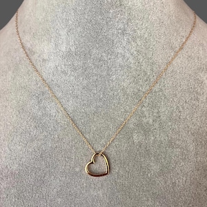 Colar de coração de ouro - Pingente de coração simples - Pingente de coração flutuante - Colar de coração aberto - Joia símbolo de amor - Presente de aniversário