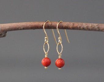 Orecchini pendenti in vermeil d'oro 14 carati con motivo "Pelle d'angelo", corallo rosso e oro - Gioielli piccoli e delicati