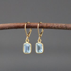 Ohrhänger mit blauem Topas und Goldverschluss – Smaragdgeschliffene Edelstein-Anhänger – Geburtsstein-Schmuck für Dezember
