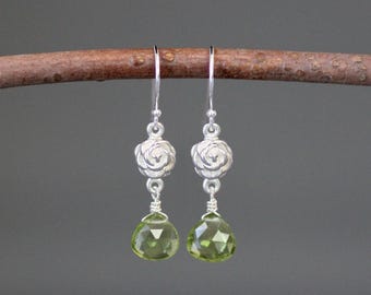 Orecchini in peridoto e argento - Pietre preziose verdi - Orecchini a forma di fiore in argento - Orecchini verdi e argento - Orecchini in argento di Bali - Avvolgimento in filo metallico