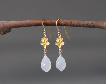 Orecchini in calcedonio blu - Pendenti a forma di fiore in oro - Gioielli con pietre preziose avvolte in filo metallico
