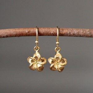 Pendientes de flor de oro - Pendientes de flor de plumeria - Pendientes colgantes de oro - Pendientes con dije de flor - Pendientes de oro vermeil de 14k