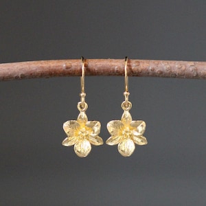 Gold Blume Ohrringe - Kamelie Blume Ohrringe - Gold Floral Ohrringe - Charm Ohrringe - Gold baumeln Ohrringe - All Gold Ohrringe
