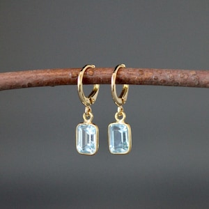 Orecchini in topazio blu e oro - Pendenti con pietre preziose taglio smeraldo - Gioielli Huggie Hoop