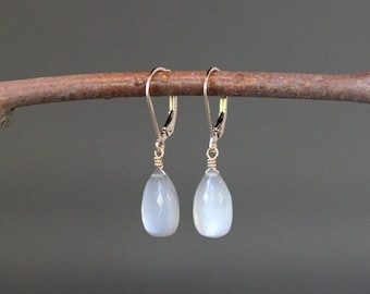 Orecchini con pietra di luna grigia - Orecchini con pietra preziosa grigia - Orecchini con filo d'oro avvolto - Orecchini con chiusura a leva in oro - Orecchini con pietra singola