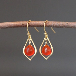 Brincos de cornalina - Brincos de laranja e ouro - Brincos de pedras preciosas laranja - Brincos de arame enrolado - Brincos de lustre - Ouro vermeil 24k